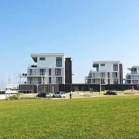 6 Person In アパート