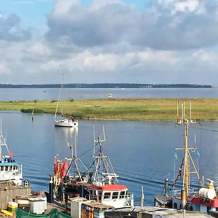 アパート 6 Person In