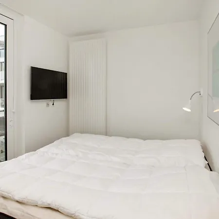 アパート 6 Person In