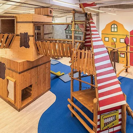 アパート 6 Person In